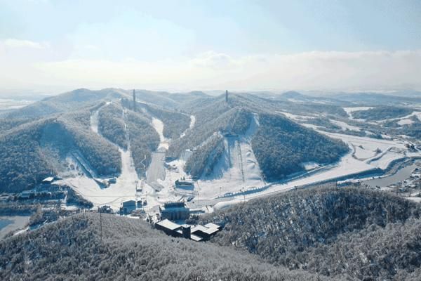 莲花山滑雪场与天定山滑雪场对比分析，哪一种更适合你?