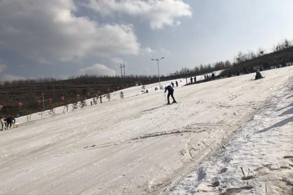 六盘山滑雪场全天营业，详情请咨询