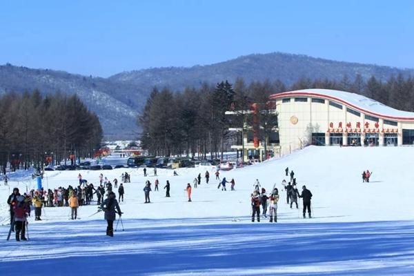 日月峡滑雪场东区海拔高度