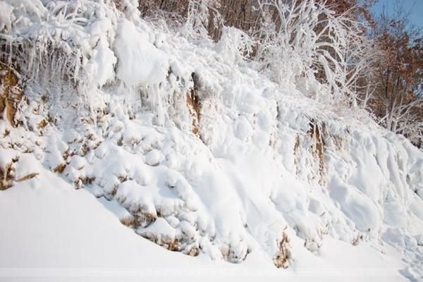 日月峡滑雪场东区海拔高度