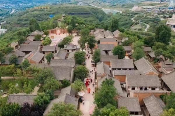 白鹿原影视城开园，九月起恢复开放