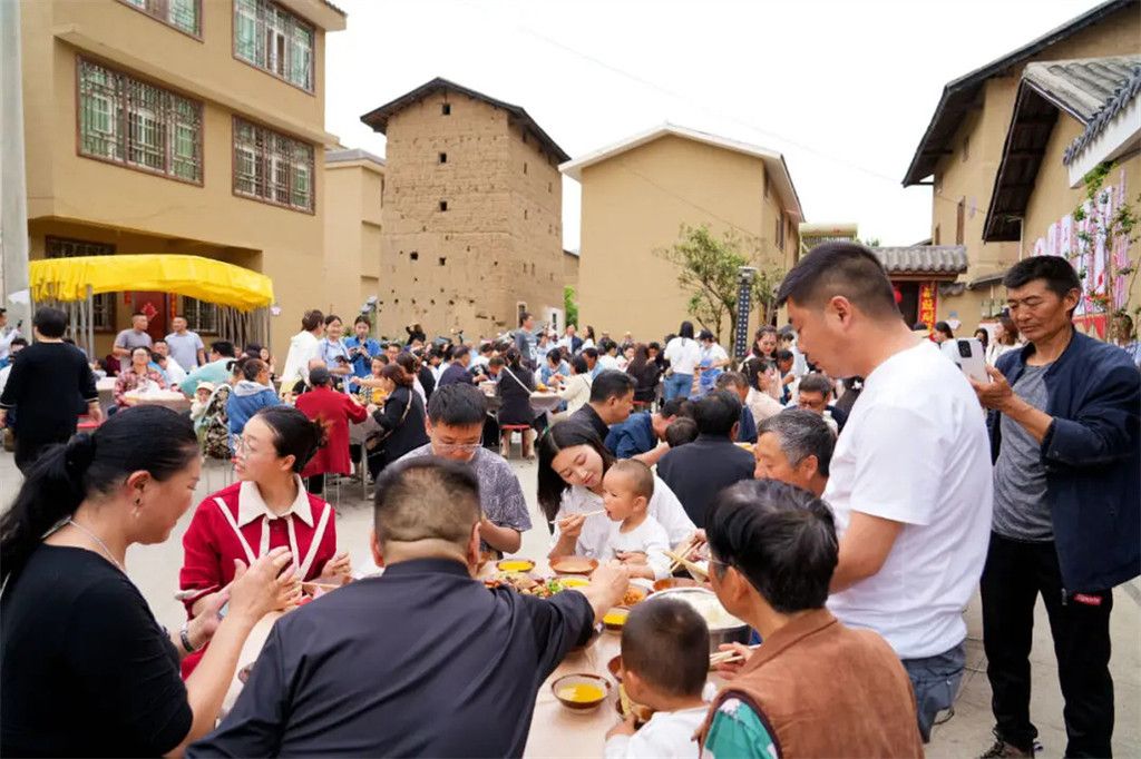越西千人坝坝宴盛宴开启,欢聚一堂畅享美食文化