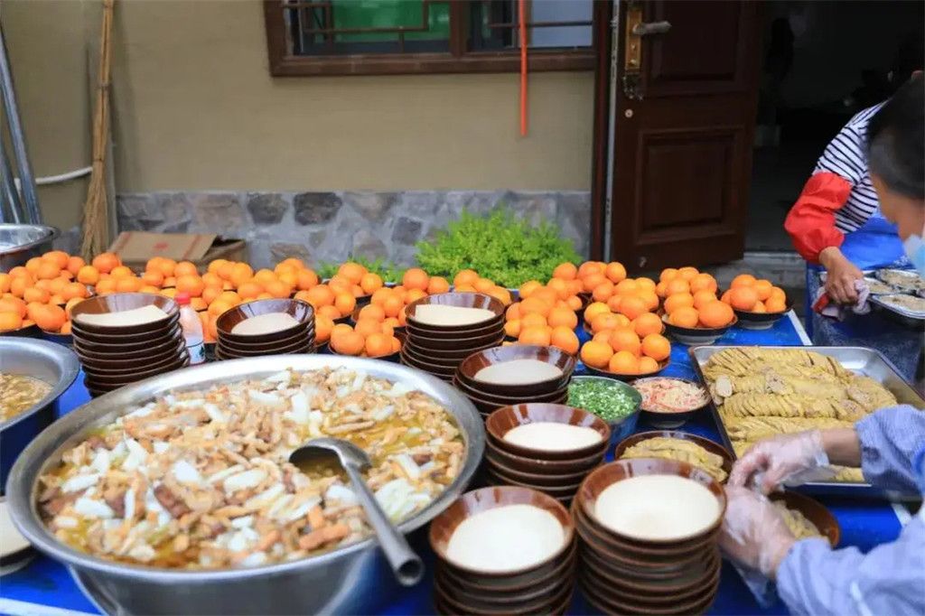 越西千人坝坝宴盛宴开启,欢聚一堂畅享美食文化
