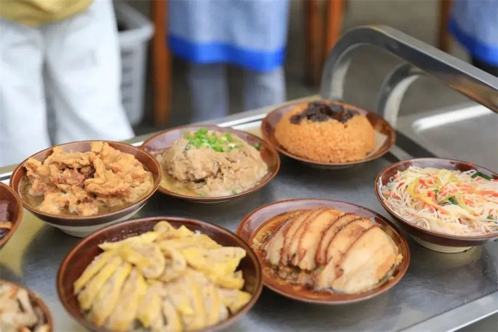 越西千人坝坝宴盛宴开启,欢聚一堂畅享美食文化