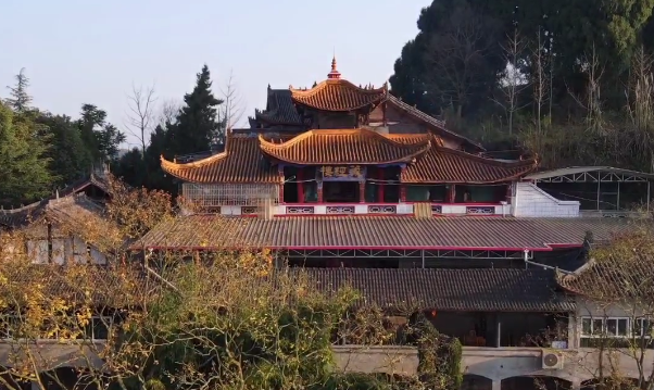 楞严阁，倚栏凝视历史与自然的交汇点