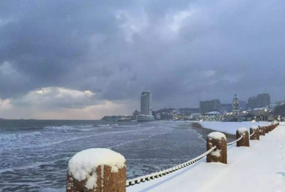 烟台突发暴雪,公交、高速因管制被迫绕行