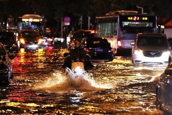 北京公园景区提前关闭，特大暴雨来临时，市民出行需注意安全
