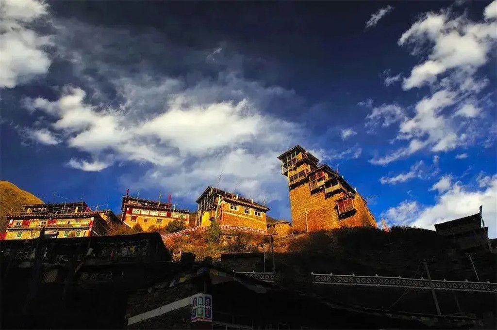藏族民居之王，日斯满巴碉房的建筑技艺与文化内涵