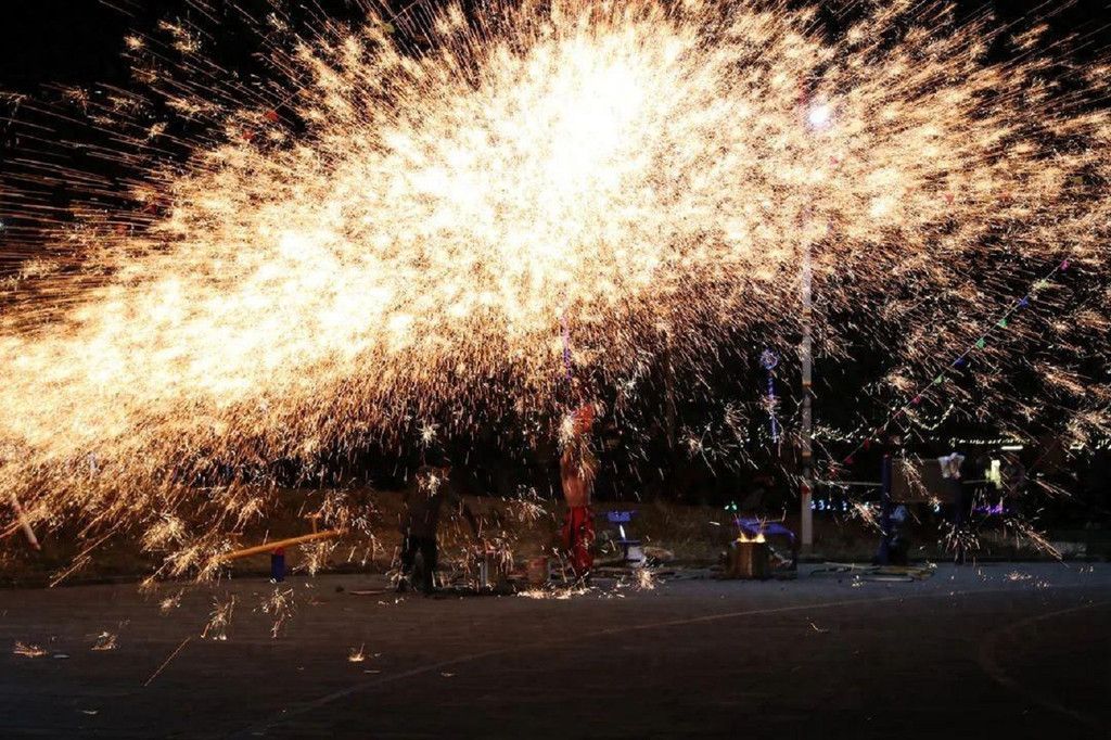 腾冲铁水爆破照亮夜空，极光壮观景象惊艳众人