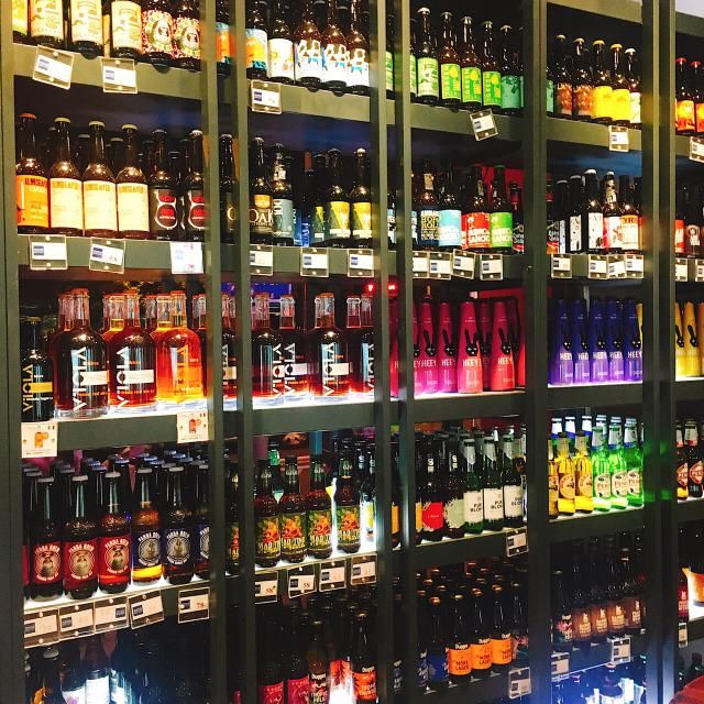 上滩夜市，品尝本地地道美食，感受上海的文化魅力。