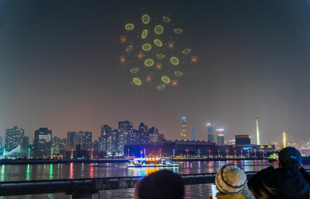 今年首个龙年烟花秀在黄浦江畔绽放！