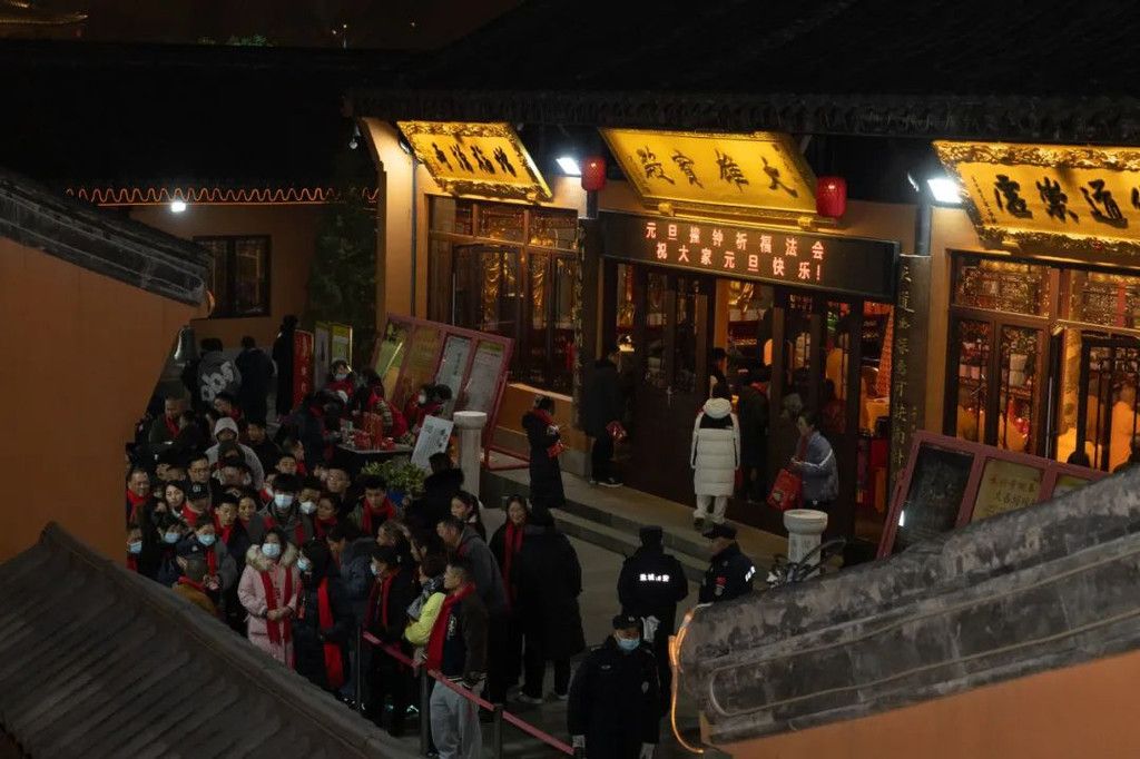 盐镇水街,以美食与演艺为背景的新年梦