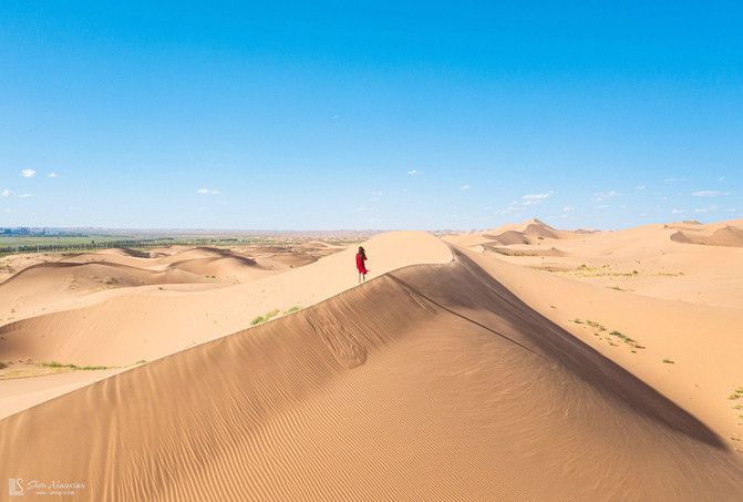 踏上神秘腾格里沙漠的旅程，探索壮丽自然奇观