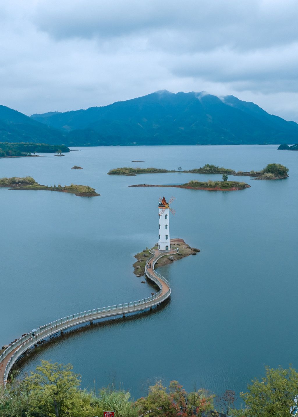 秋高气爽晴空万里 阴雨千岛湖的完美婚礼仪式