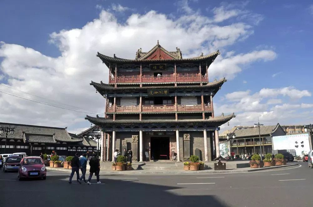 在繁华的十字街头，感受古韵犹存的鼓楼魅力