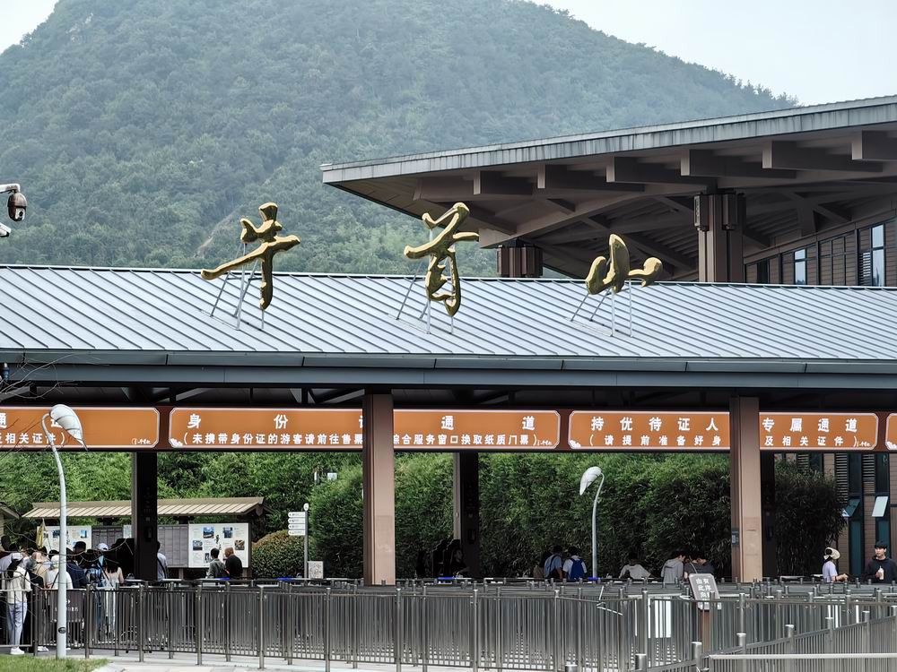江山如画，长江世纪游轮行至牛首山的壮丽景色