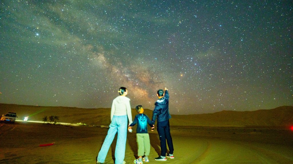 领略壮丽星空下的敦煌鸣沙山旅行